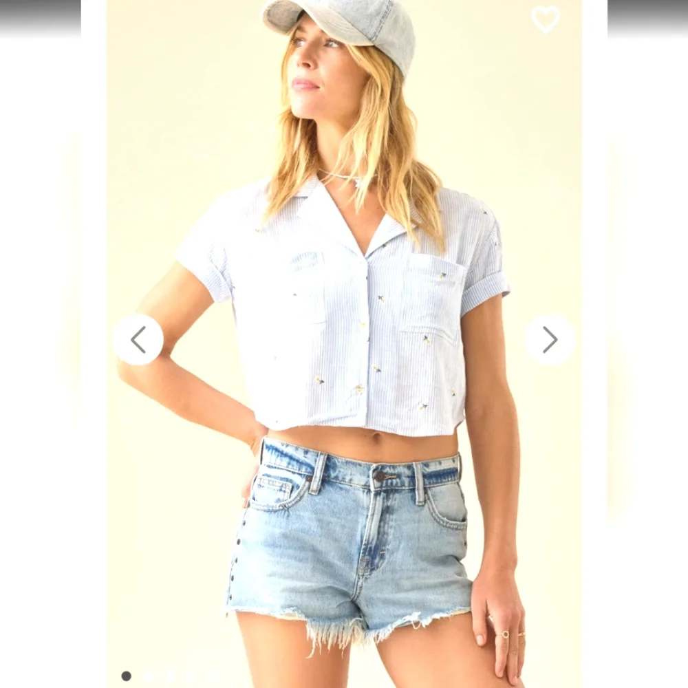 American Eagle Light Wash Jean Shorts With Snap Sides - Picture 2 of 12